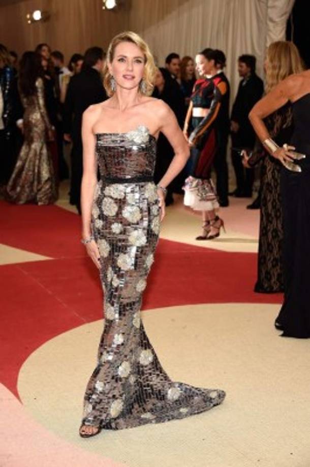 Naomi Watts en un Burberry.