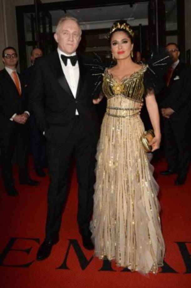 Salma Hayek emuló a una diosa griega en Gucci largo de ribetes dorados y una corona del mismo color. La actriz mexicana estuvo acompañada de su marido, el frances François-Henri Pinault.