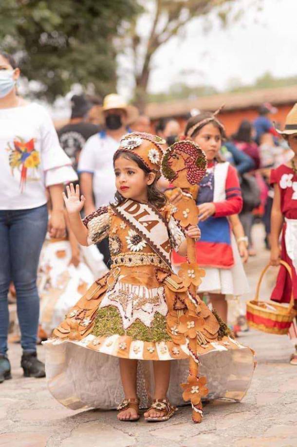 Escolares se lucen para honrar al héroe nacional Lempira