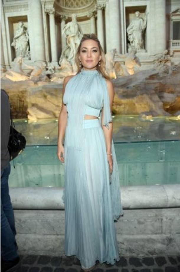 Kate Hudson estaba espectacular con un vestido plisado en color azul cielo.