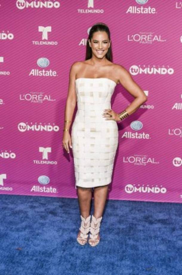 La actriz venezolana se lució con un vestido strapless blanco de Alejandro Fajardo y las populares zapatillas 'Coline' de Giuseppe Zanotti.