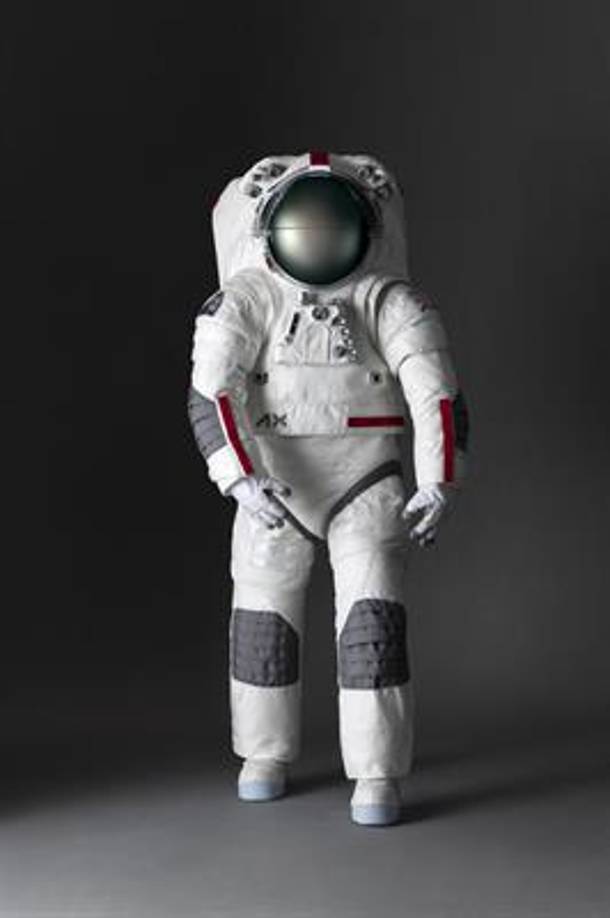 Los trajes de los astronautas de la misión Artemis III, prevista para septiembre de 2026, será blancos con detalles en rojo -uno de los colores de la marca- y usarán telas innovadoras que mejorarán su flexibilidad, movilidad y seguridad.También tendrán guantes hechos a la medida y un casco con luces y una cámara en alta definición, entre otras cosas.