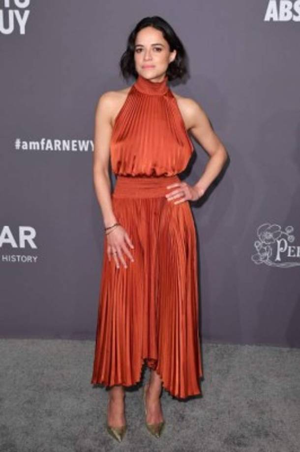 Michelle Rodríguez llamó la atención con atuendo de color naranja oscuro de ALC y tacones dorados metálicos. La actriz fue una presentadora de premios en la gala.<br/><br/>