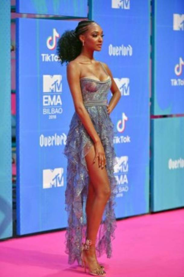 Luciendo muy regia, la modelo inglés Jourdan Dunn acaparó las cámaras a su llegada.