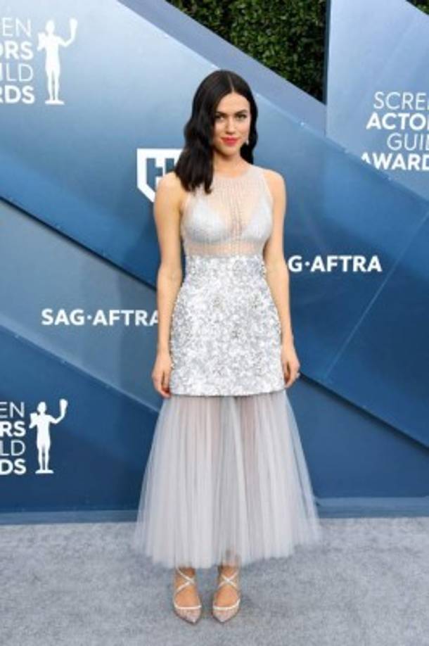 Nina Kiri, actriz de la serie 'El Cuento de la Criada', usó un atuendo que usuarios en redes compararon con una lámpara.