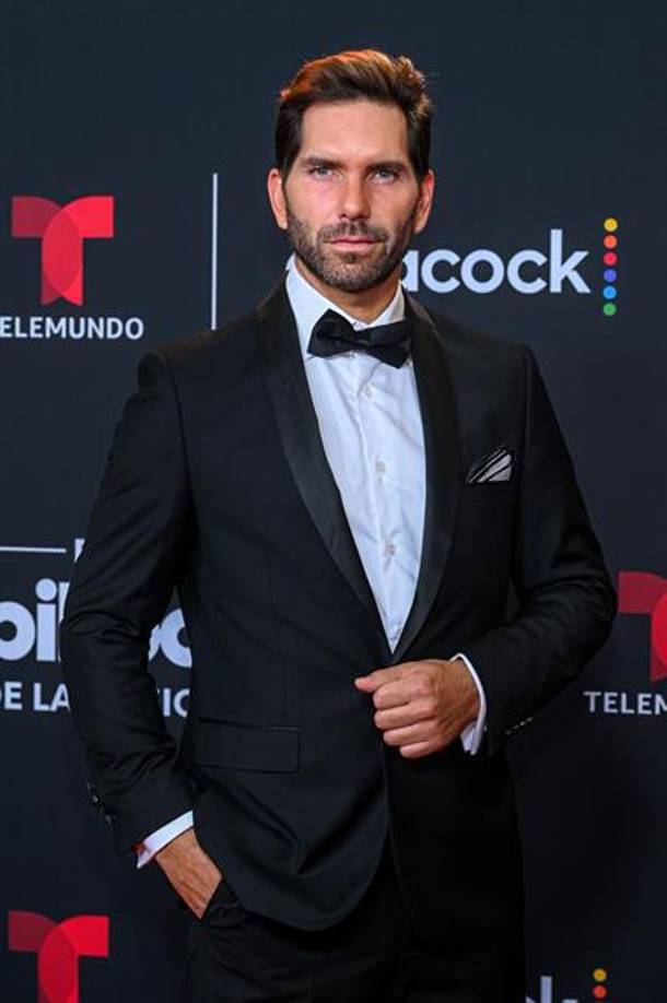  El actor mexicano Arap Bethke posa a su llegada a la alfombra roja de los Premios Billboard de la Música Latina hoy jueves en el Watsco Center en Coral Gables, ciudad aledaña a Miami, Florida (EE. UU). Marcas de lujo y casas de alta costura abundaron en la variada alfombra roja de la edición 2022 de los Premios Billboard a la Música Latina, en la que lo que más llamó la atención fue la ausencia de los artistas con más nominaciones.