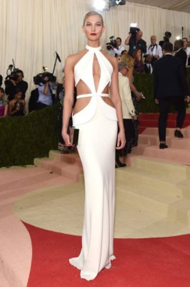 Karlie Kloss en un vestido blanco.