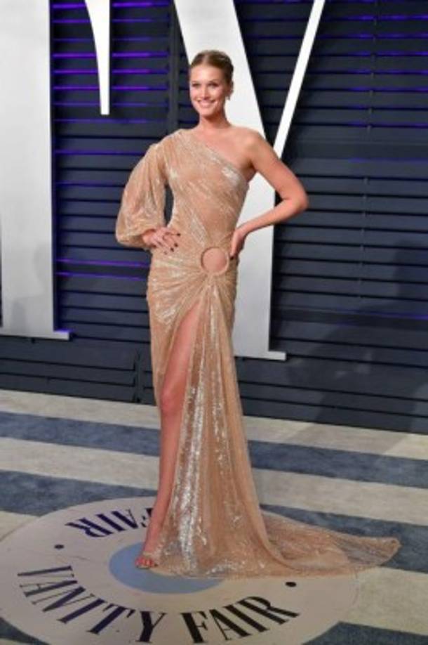 La modelo Toni Garrn no temió lucir un vestido semi transparente de Jean-Louis Sabaji.<br/>