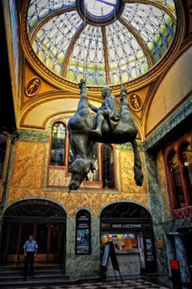 La estatua ecuestre de San Wenceslao. Esta peculiar obra se ubica en Nova Mesto,Praga,República Checa. En un espacio llamado el 'Pasaje Lucerna' se puede observar a Wenceslao montado sobre el caballo al revés. Imagen tomada de https://www.flickr.com/photos/abariltur/6777068046