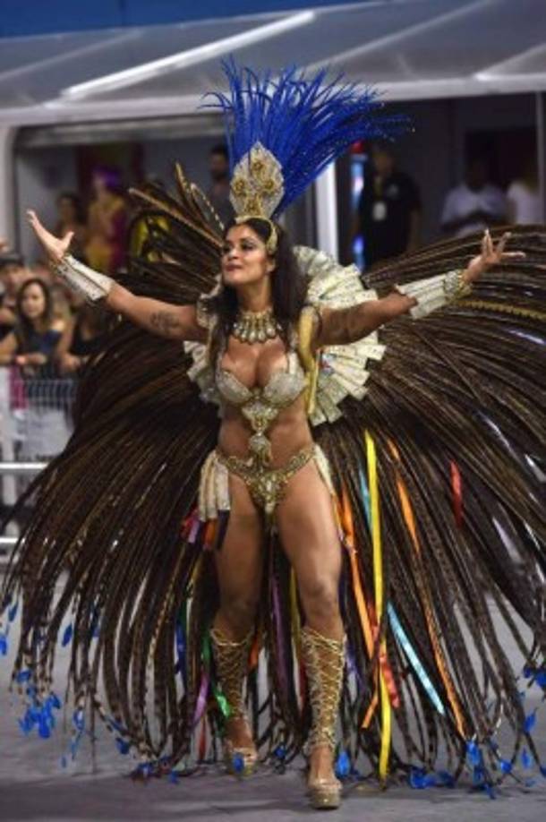Luciendo trajes creativos y costosos las mujeres también muestran su belleza natural.