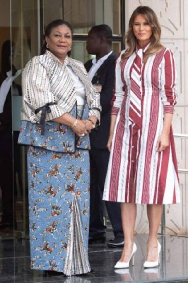 Con un vestido de rayas, Melania se mostró muy elegante a su paso por el país africano. En esta foto posando con la primera dama de Ghana, Rebecca Akufo-Addo.
