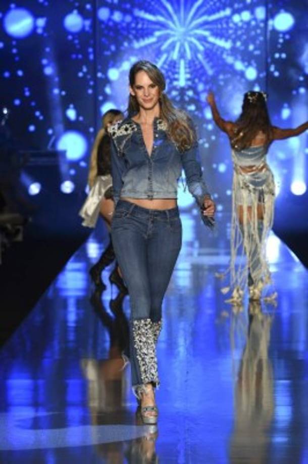 Su show fue de los más alegres con la actuación de la cantante Karol G y el debut en pasarela de Daniela Ospina, que modeló con solvencia y alegría la tarde de ese día que anunció que se separaba del jugador del Bayern Munich James Rodríguez.