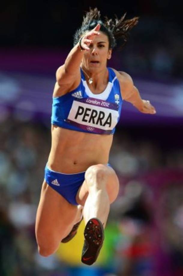 Athanasia Perra. La atleta griega que, no sólo deslumbra por su belleza y agilidad, participa en la disciplina de salto alto triple.