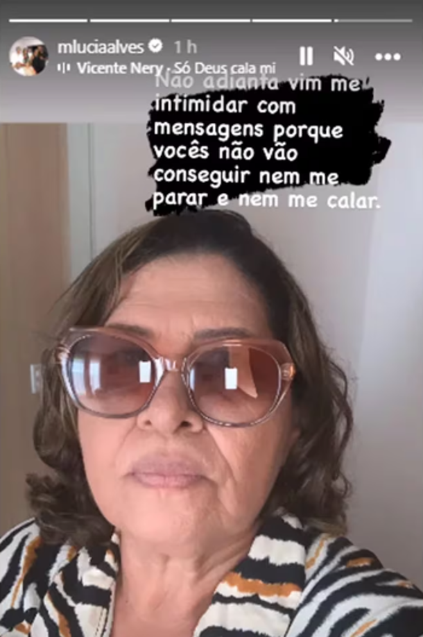 En dichas imágenes, la mamá del exjugador del Barcelona revela su identidad y ofrece datos personales acusándola de querer fama y dinero.