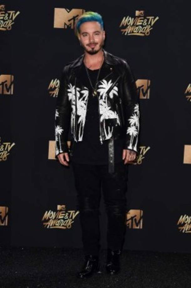 El reggaetonero más popular del momento, J Balvin llegó a la alfombra roja con un traje de Mike Amiri.