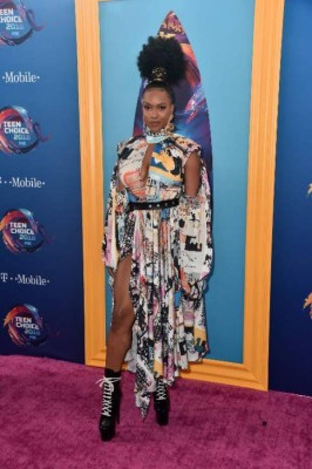 Hay demasiadas cosas pasando en el look de Michelle Mitchenor.