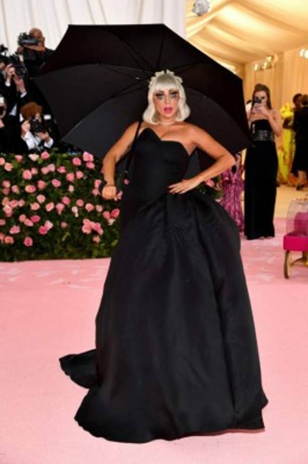 Este año el tema del Met Gala 2019 es 'Camp: notas sobre moda'<br/><br/>En inglés 'camp' puede usarse como un verbo, un adjetivo o un sustantivo. Su traducción al español es esquiva: ni 'afeminado' ni 'afectado' o 'amanerado' o 'exagerado' abarcan todo su concepto.
