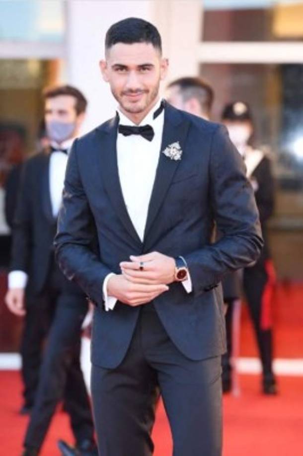 El actor mexicano, que actualmente promociona la serie “Oscuro Deseo”, también acaparó las miradas con su elegancia.