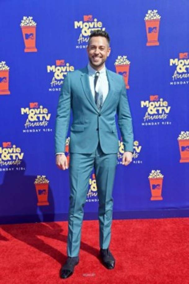 El guapo Zachary Levi (Shazam) fue el anfitrión de la noche y desde su llegada a la alfombra ya robaba cámara.