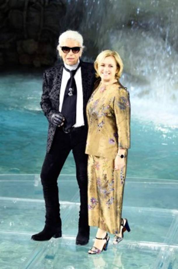 El diseñador alemán Karl Lagerfeld (d) y la italiana Silvia Venturini Fendi (i), se presentan hoy, jueves 7 de julio de 2016, durante un desfile con ocasión del 90 aniversario de la marca, en la Fuente de Trevi en Roma (Italia).