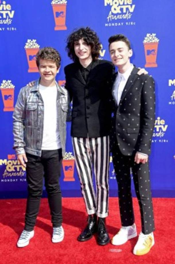 Los chicos de 'Stranger Things' desfilaron juntos por la alfombra (I-D) Gaten Matarazzo, Finn Wolfhard y Noah Schnapp.