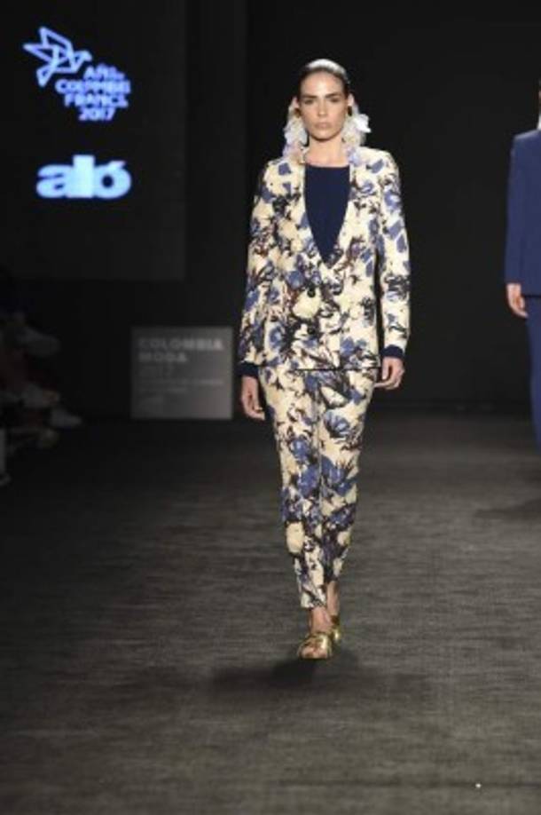 El color azul fue preponderante y lo combinó con rosa delicado, blanco, verde y estampados con motivos de aves, flores, trópico y vegetación etérea.