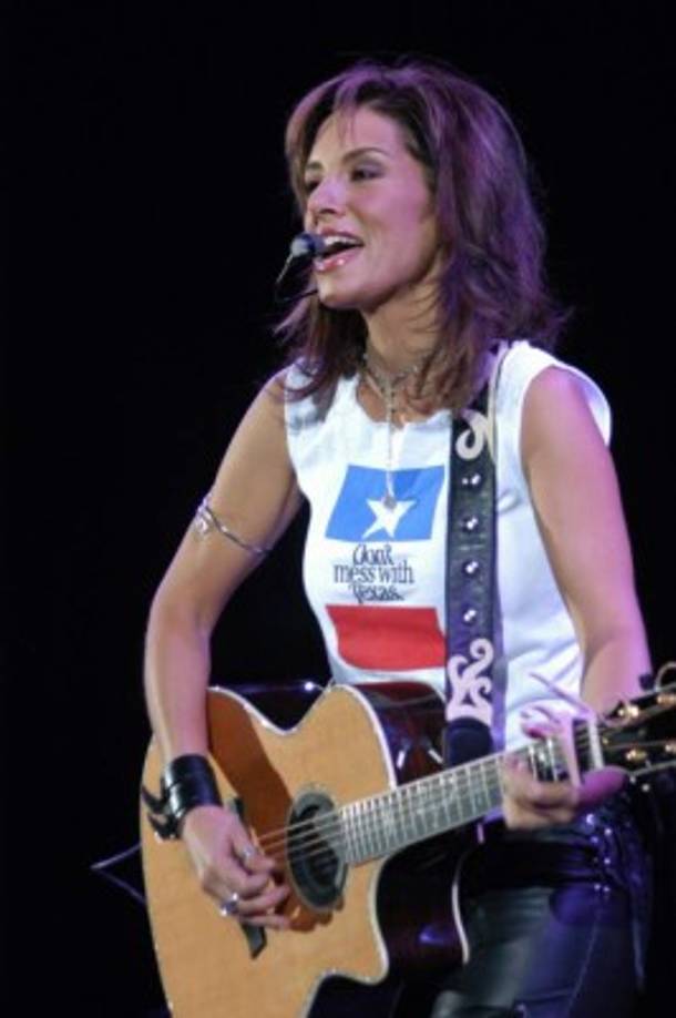 La cantautora colombiana Soraya falleció el 10 de mayo de 2006 a los 37 años en un hospital de Miami, Estados Unidos. <br/><br/>Fue víctima de una fulminante recaída del cáncer de mama que padecía desde 2000.<br/><br/>La intérprete de éxitos como 'De repente' y 'Casi' había retomado sus actividades en 2003, luego de haber superado aparentemente su enfermedad. <br/>