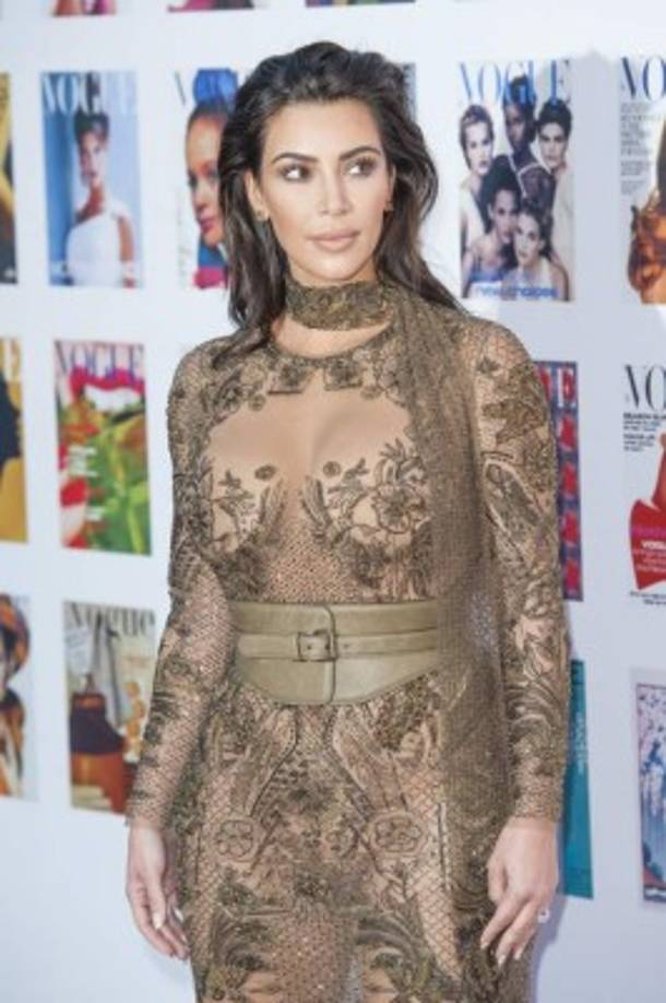 “Creo que en este momento se trata más de nontouring, como la piel real con menos maquillaje, estoy tratando de llevar menos (maquillaje) … y mi marido me ama sin maquillaje”, confesó Kim frente a un auditorio repleto en el Vogue Festival.