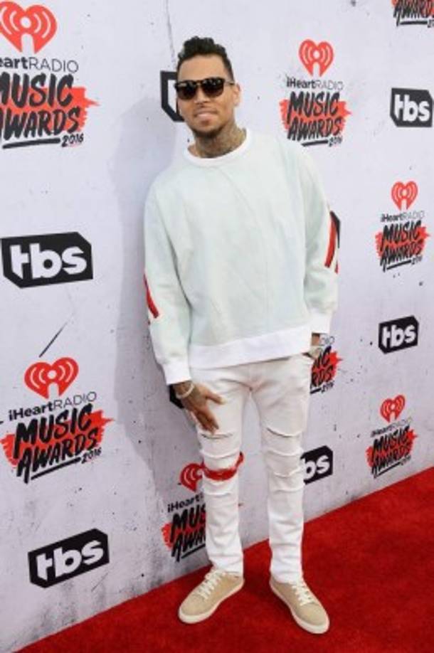 Chris Brown vistió de blanco.