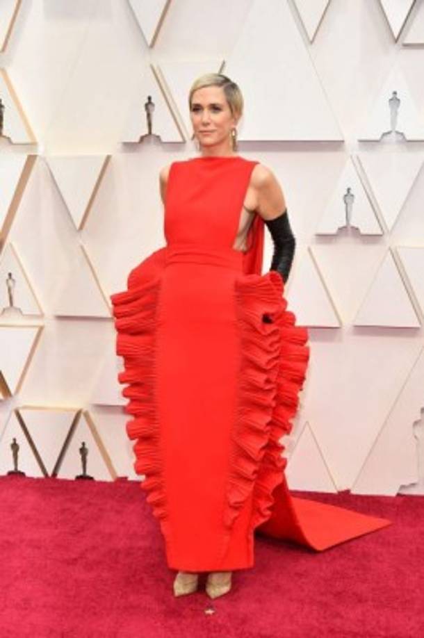 Kristen Wiig (SNL, Wonder Woman) apareció con este extravagante vestido.