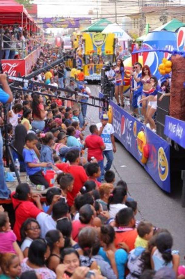 Chicas bailan y la gente goza; músicos cantan y la gente baila. El ambiente es de fiesta.