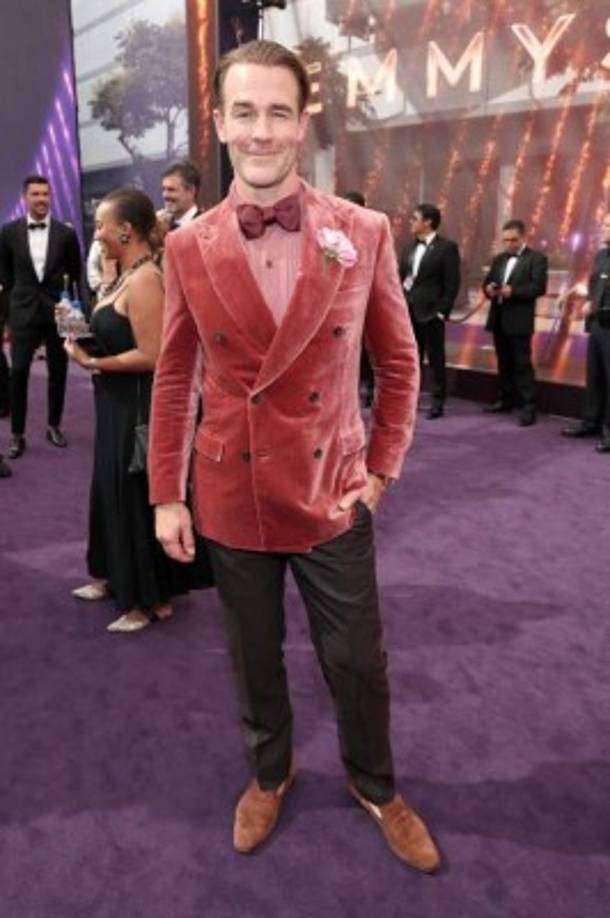 Desde su chaqueta de terciopelo hasta los pantalones negros y los zapatos café, el conjunto de James Van Der Beek parecía una mezcla de diferentes conjuntos que nunca debieron esta juntos.<br/>