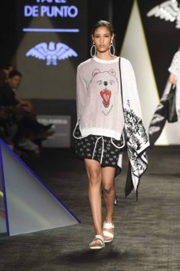 La figura del oso en las camisas fue predominante así como un final con tonos azul bebé y rosa pálido en contraste con el cerezo en conjuntos de tres piezas.