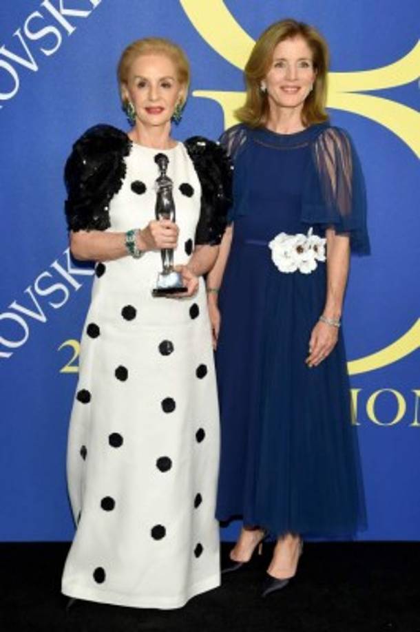 La ganadora del CFDA Founders, Carolina Herrera, junto a Caroline Kennedy (hija del fallecido John F. Kennedy)