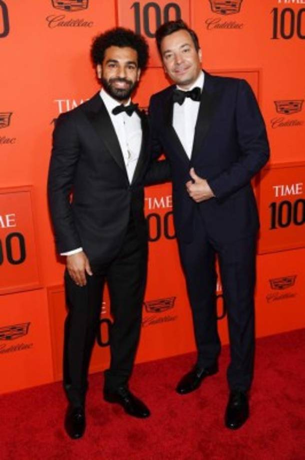 El futbolista Mohamed Salah (i) posó junto a la estrella de la TV Jimmy Fallon, ambos se apegaron a un estilo formal.