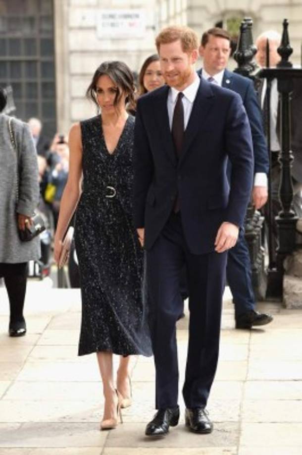 Y el little black dress una vez más, porque nunca falla. Meghan Markle deslumbró con un vestido negro de Hugo Boss, a juego con unos stilettos de color nude claro y un clutch a juego durante un evento público con su príncipe.