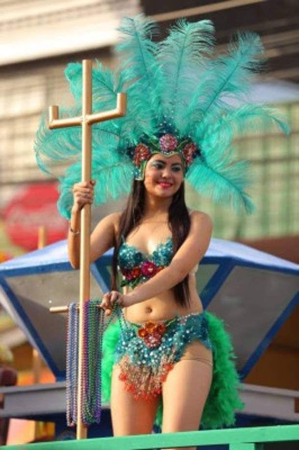 Una sonrisa que sin duda enamora en el carnaval de La Ceiba es la de esta chica.