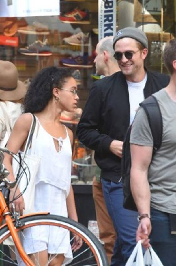 FKA Twigs, la cantante y compositora británica de 27 años sorprende a su público al convertirse en la prometida de Robert Pattinson.