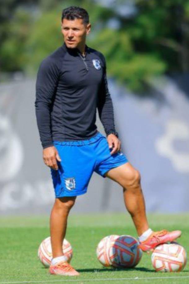 Javier Yacuzzi se desempañaba como asistente técnico de su compatriota, el entrenador de los Gallos Blancos de México, Mauro Gerk. 