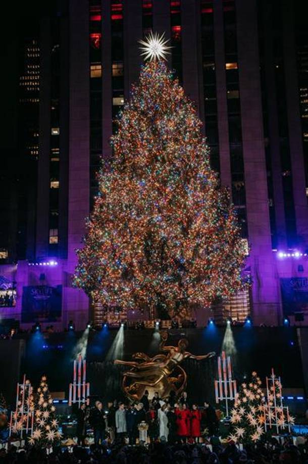 El ambiente festivo que se respiraba en las inmediaciones de la icónica plaza neoyorquina contrastaba con la muerte a tiros por la mañana del CEO de la aseguradora UnitedHealthcare fuera del Hotel Hilton -que se encuentra a solo tres minutos andando del Rockefeller-, algo que no impidió que la ciudad celebrase esta tradición.