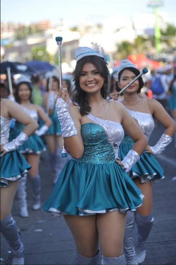El Milla Selva desfiló con un traje de color verde combinado con plateado.