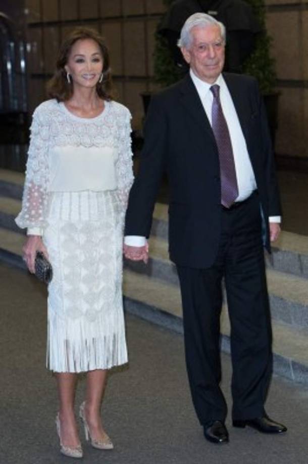 Isabel se robó las miradas de todos con un traje blanco.