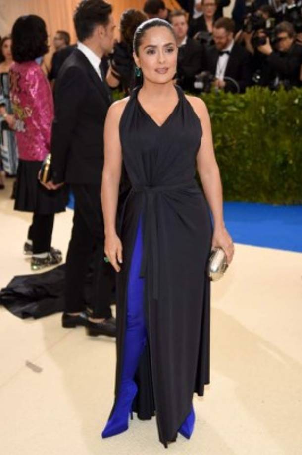 La actriz mexicana Salma Hayek con un atuendo peculiar.