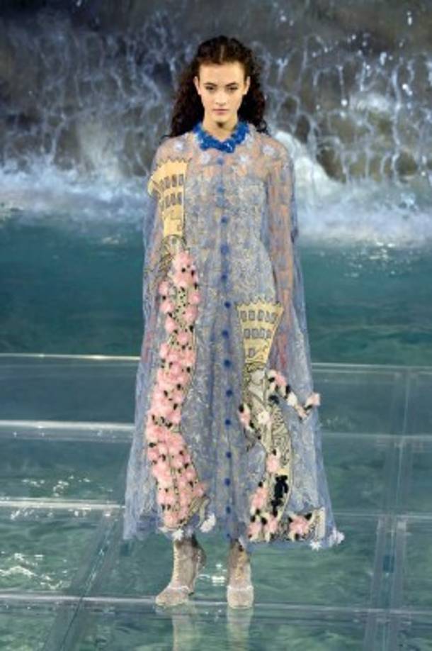 90º aniversario de la firma Fendi. Desfile, en la Fontana di Trevi.