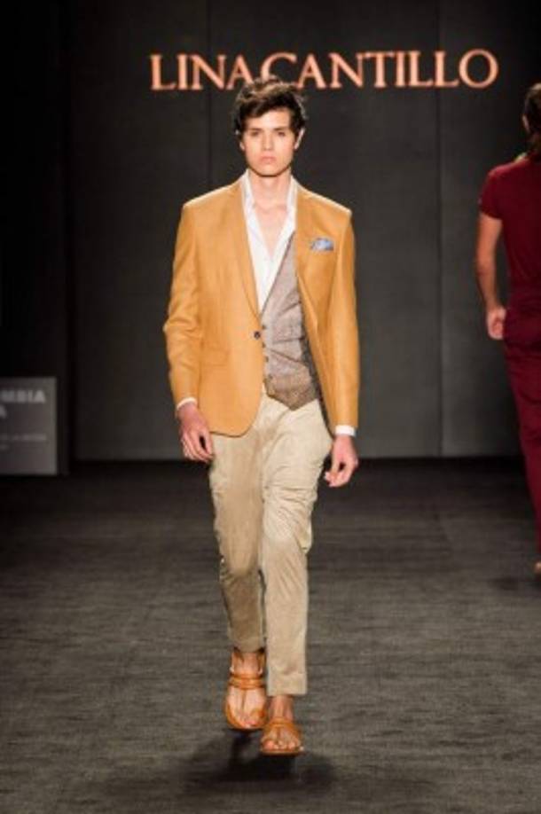 La creadora usó linos, algodones, tejidos de punto, gamuzas, cueros, terciopelo en cantidad, mallas diagonales, seda y opales en siluetas masculinas para los más elegantes, así como para el hombre amante de la playa.