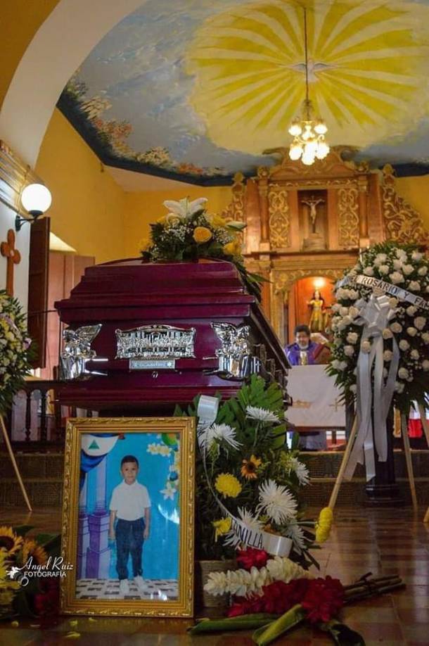  La comunidad de Catarina se encuentra conmocionada por este suceso, describiendo al pequeño como un niño alegre y querido por todos.