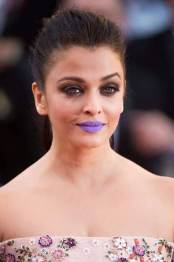 Y también tenemos que destacar sus ojos ahumados y labios color morados que combinó con un peinado recogido y sin aretes.