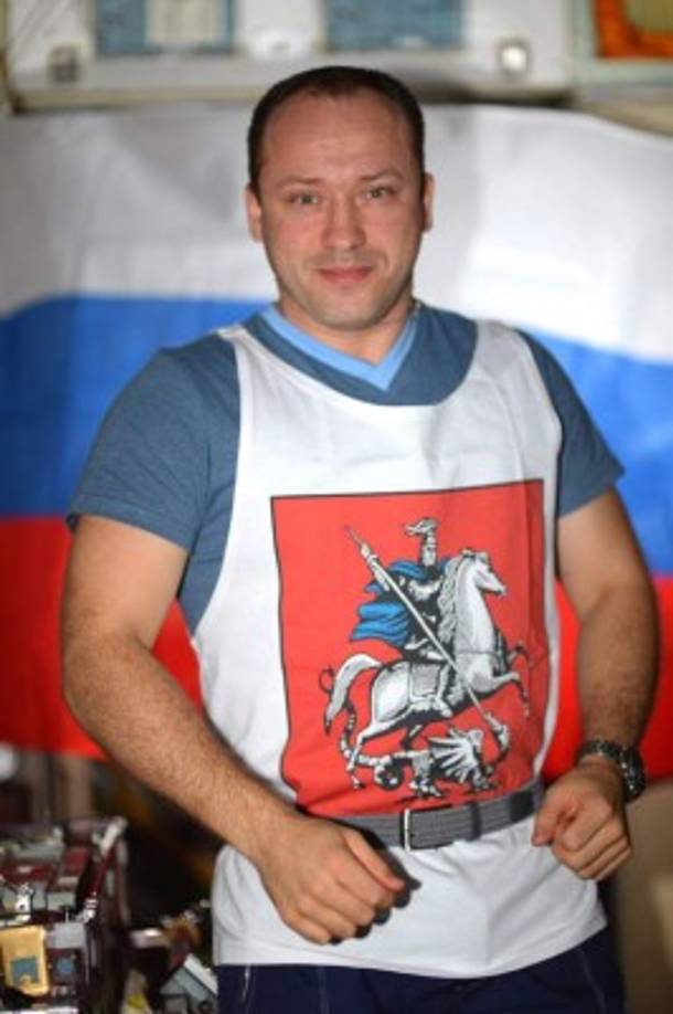 El ruso Alexandr Misurkin, hizo su versión menos compleja de una guerrero usando una camiseta de San Jorge contra el dragón.