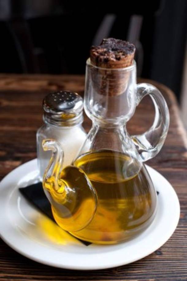 Ingredientes.<br/>1 taza de aceite de oliva (200 g)<br/>3 cucharadas de ruda (45 g)<br/>