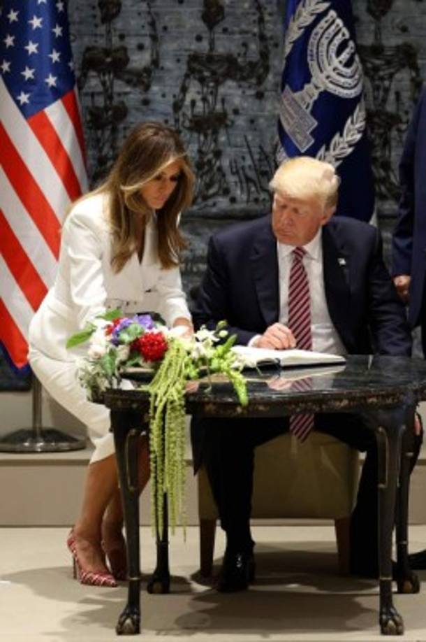 Trump y Melania firmaron el libro de los invitados y luego se dirigieron a la ciudadela amurallada de Jerusalén, donde primero fueron al Santo Sepulcro, en el que la tradición cristiana sitúa el lugar de la crucifixión, enterramiento y resurrección de Jesús.